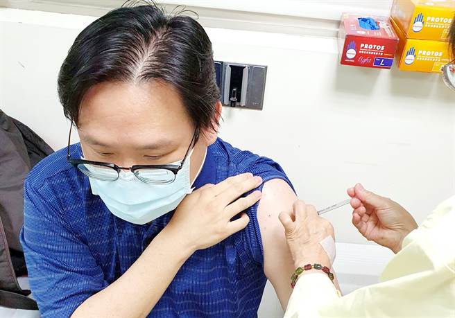 前台大感染科主治醫師林氏璧表示，昨日到醫院接種第三劑疫苗，卻被人山人海的施打潮嚇傻，建議大家確定有預約到再前往，「別到醫院群聚」。（圖／翻攝自日本自助旅遊中毒者）