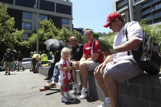 澳洲公园饭店外声援乔柯维奇的球迷。（美联社）