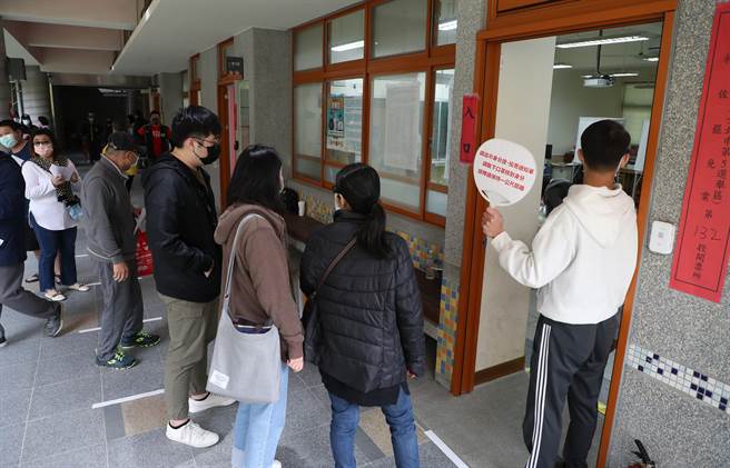 立委林昶佐罢免案投票9日举行，民眾依序在投开票所门口排队，等待选务人员引导入内投票。(刘宗龙摄)
