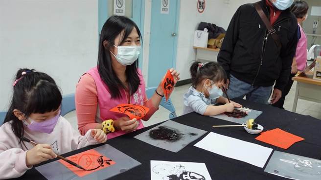 新北市議員鄭宇恩今(1／9)於淡水水碓活動中心舉辦「迎新春 贈春聯」活動（市議員鄭宇恩服務處提供／戴上容新北傳真）