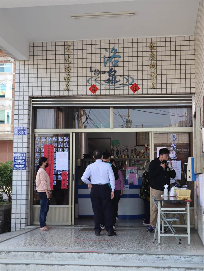 「章鱼里」沙鹿区洛泉里投开票所投票踊跃，地方人士估投票率可能会突破5成。（王文吉摄）