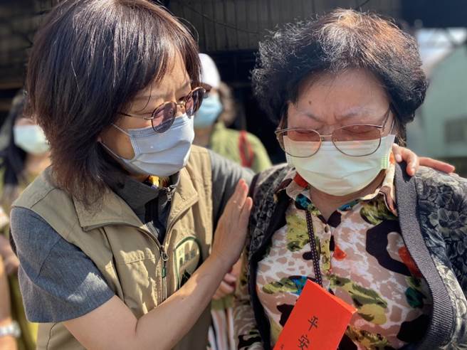 針對屏東九如大火波及20戶，社會處每戶致贈2萬慰問金。(屏縣府提供／謝佳潾屏東傳真)
