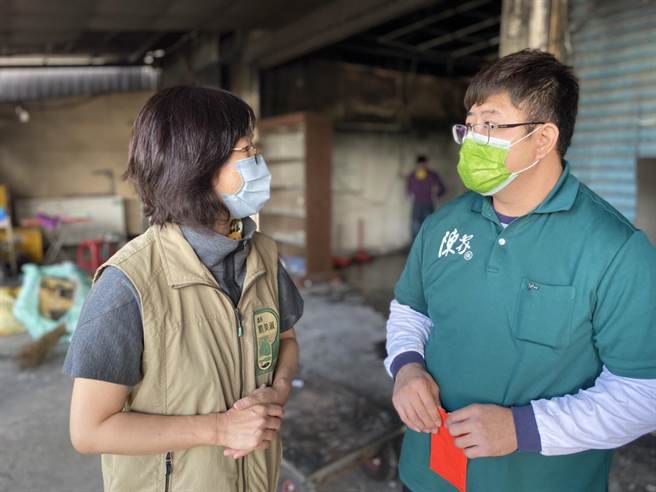 針對屏東九如大火波及20戶，社會處每戶致贈2萬慰問金。(屏縣府提供／謝佳潾屏東傳真)
