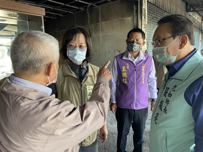 針對屏東九如大火波及20戶，社會處每戶致贈2萬慰問金。(屏縣府提供／謝佳潾屏東傳真)