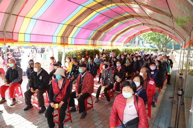 今天上午9点多水上大型接种站就有许多民眾排队接种疫苗。（张亦惠摄）