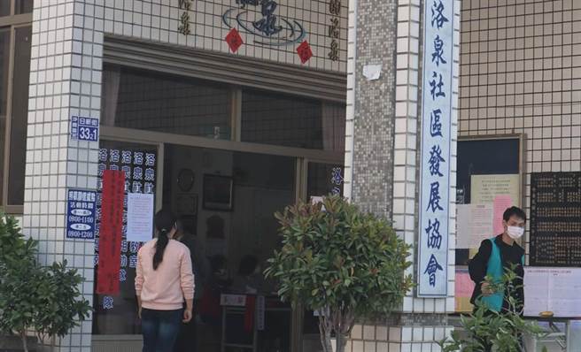 洛泉里投开票所陆续有民眾前往投票，地方人士预估投票率应会超过5成。（王文吉摄）
