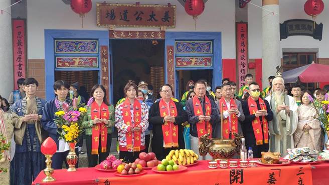 《戏说台湾》9日上午在苗栗姜太公中部道场客家大院举行开镜典礼。（李京升摄）