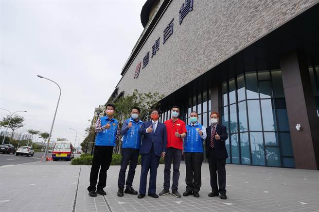 新竹县长杨文科（左三）9日前往远东百货竹北店视察，该店预计可为新竹地区增加1700个就业机会。（庄旻静摄）