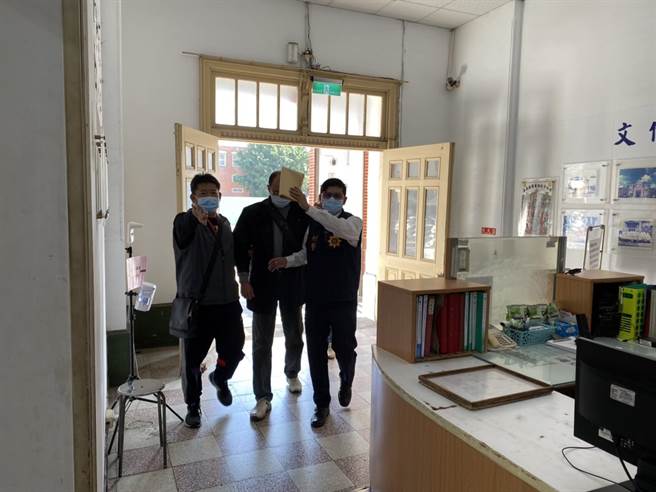 侯姓退警昨天遭拘提到案，法院今裁定羁押禁见。（民眾提供／张亦惠嘉市传真）