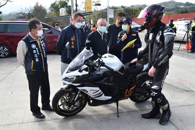 苗栗县长徐耀昌、苗栗县议会议长锺东锦等人担任浪漫台3线交通宣导大使。（苗栗县警察局提供／李京升苗栗传真）