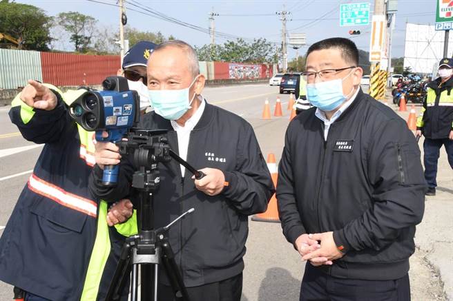 苗栗县长徐耀昌、警察局长周焕兴视察现场稽查情况。（苗栗县警察局提供／李京升苗栗传真）