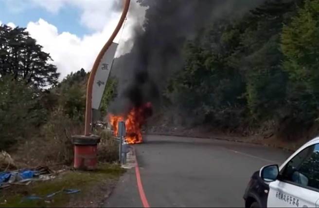 合欢山台14甲鸢峰路段9日中午发生火烧车事故。（翻摄脸书《中横路况交通资讯站》）