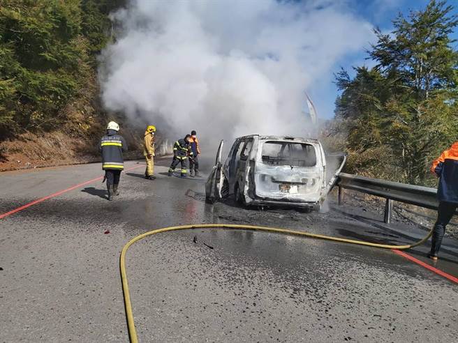 南投合欢山台14甲线24k处，今天下午1点左右发生火烧车意外，一辆香槟色的厢型车因不明原因起火自燃。(民眾提供／吴建辉南投传真)