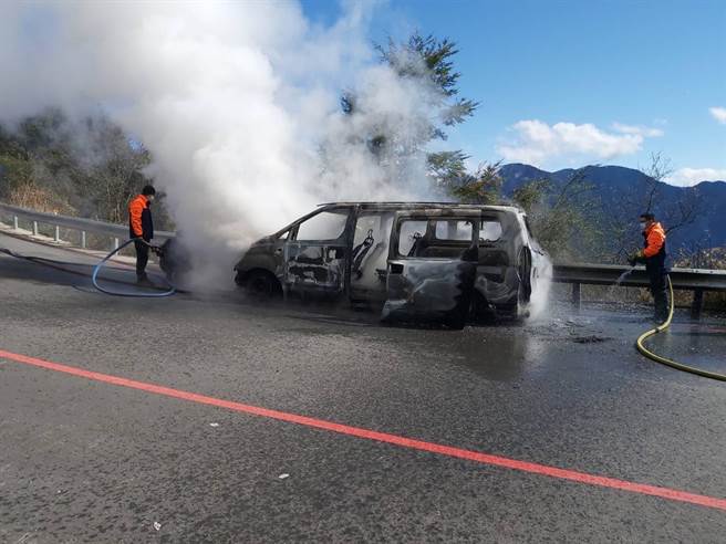 驾驶连同车上6位乘客及时跳车弃车逃命， 并没有造成人员伤亡，警消获报后，也抵达现场拉起水线灌救，而详细的起火原因仍有待警消后续近一步调查厘清。(民眾提供／吴建辉南投传真)