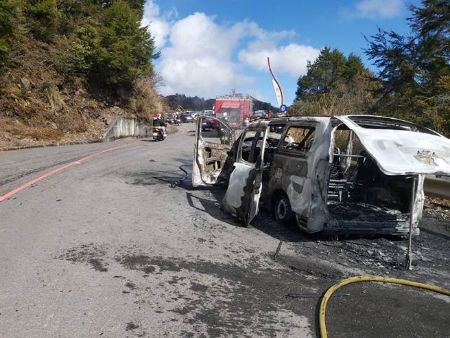周末假期上合欢山赏雪登山民眾眾多，根据驾驶李姓男子表示，他驾驶自小客车从台中到合欢山赏雪，包含他车上共有6人，不晓得为什么会自燃，看到火的时候已经来不及，连忙跳车逃名，幸好没有人受伤。(民眾提供／吴建辉南投传真)