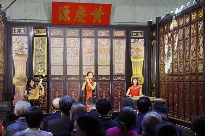 「工夫人」人間國寶李秉圭木雕展開幕式現場邀請古典樂團於《金銀廳格扇》前演出。（港區藝術中心提供／王文吉台中傳真）