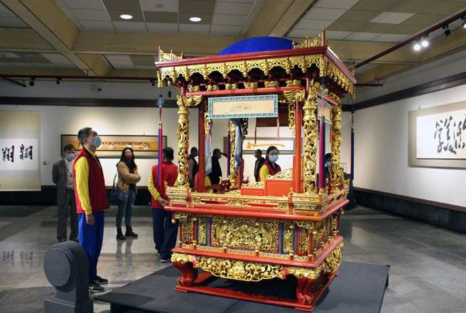 李秉圭作品《皇母宮神轎》雕工精美，民眾專注欣賞。（王文吉攝）