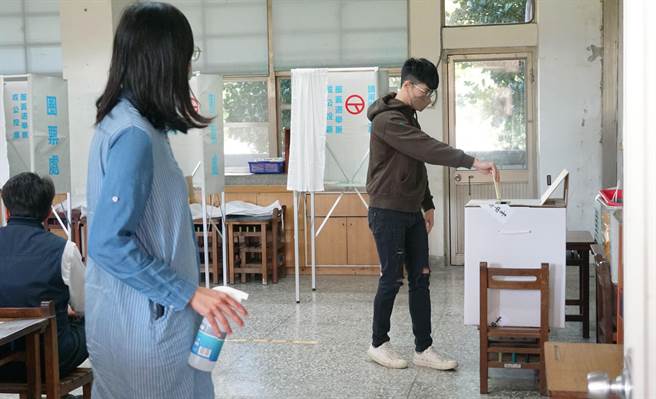 中二選區立委補選下午4時即將結束投票，截至下午2時投票率，據場邊人士觀察達47.5％。（黃國峰攝）