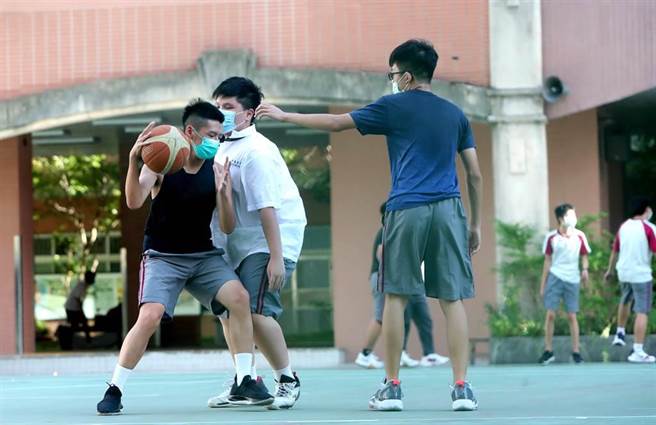 中央宣布二級警戒延長至1/24，唱歌拍照運動全要戴口罩。圖為示意圖。（達志影像）