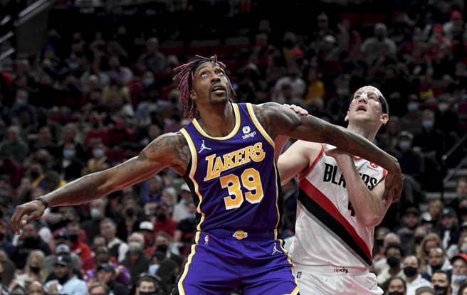 湖人中鋒霍華(左)卡位爭搶籃板球。（美聯社資料照）