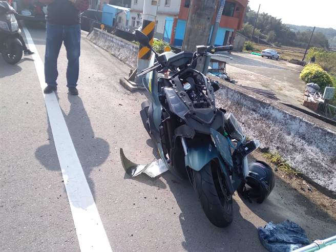 吳男騎乘的機車全毀。（翻攝照片／李京昇苗栗傳真）