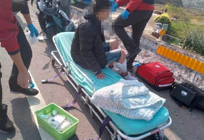 還沒滿18又無照 17歲男騎車護欄再撞電線桿慘摔。（翻攝照片／李京昇苗栗傳真）