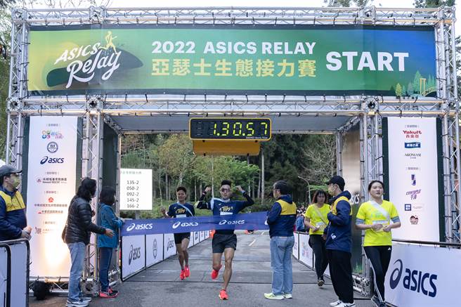 ASICS META队压轴棒次曾廷玮以1秒抢先ASICS SPEED队抵达终点，夺得本届ASICS RELAY生态接力赛冠军。(台湾亚瑟士提供)