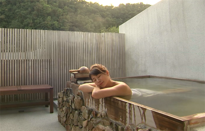 連靜雯享受呆水溫泉。（楠軒工作室題供）