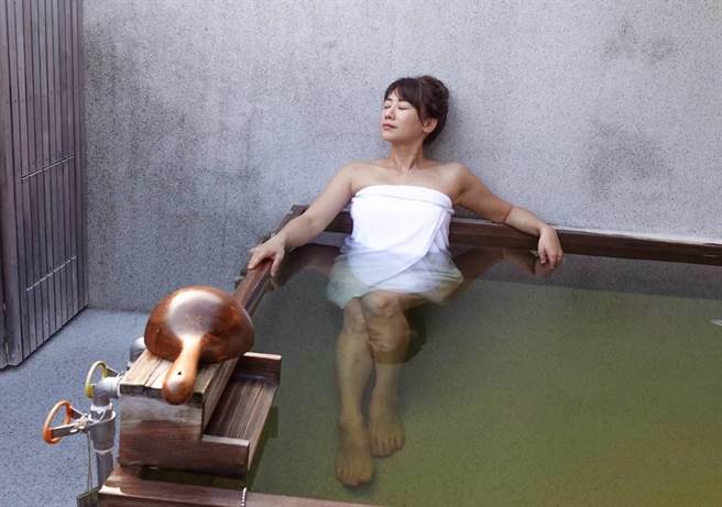 連靜雯享受呆水溫泉。（楠軒工作室題供）