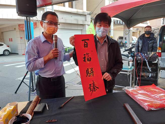 开笔仪式上，台中市政府参事、书法家陈志声现场挥毫「百福骈臻」，即义「百般的福气一起来到恭贺新春到来」。（市议员陈清龙服务处提供）