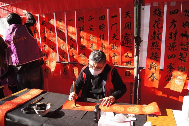 台中市议员陈清龙9日在丰原服务处举办「福虎生丰 大师齐挥毫」春联认购活动。（市议员陈清龙服务处提供）