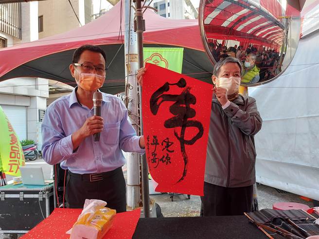 民眾只要募集5张发票或50元就能获得书法大师亲笔挥毫春联一副。（市议员陈清龙服务处提供）