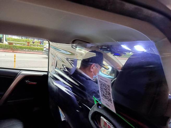 機場防疫車隊司機加裝隔簾（民航局提供）