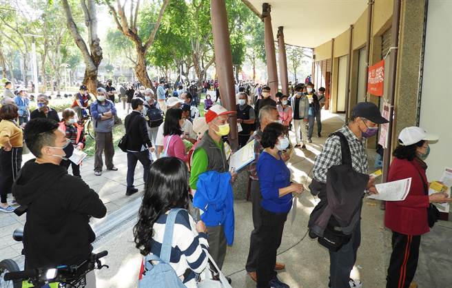 受到疫情炸开影响，文心森林公园接种站今天又涌入排队人潮。（陈世宗摄）