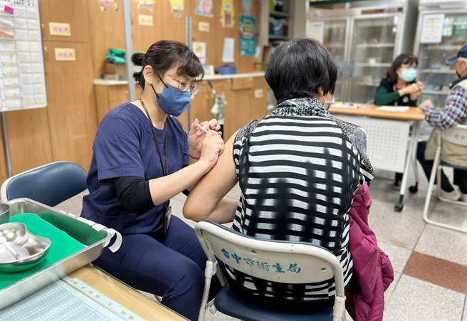 台中市政府指出，65岁以下民眾，依据医疗院所、卖场、公园的注射点来施打疫苗。（台中市政府提供）