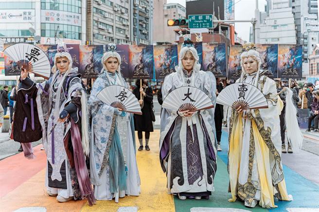 素还真coser们今手举票房大卖的扇子踩街。（威视提供）