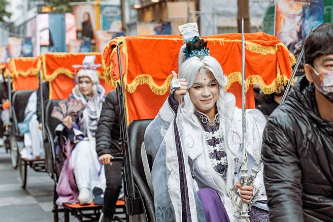 素还真coser现身西门町，人气相当旺。（威视提供）