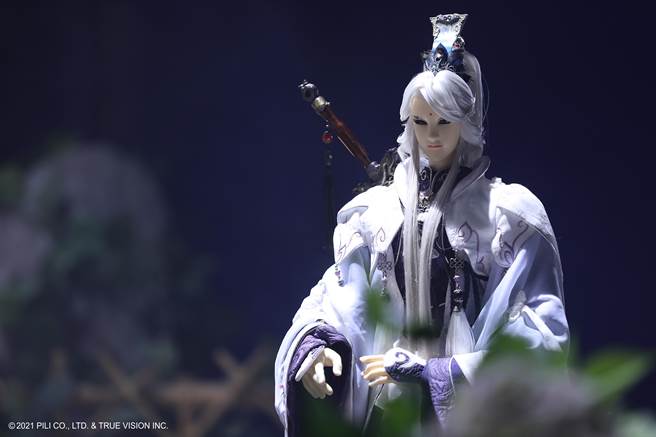 素还真在电影中的整体服装造型为白底淡紫色素雅风。（威视提供）