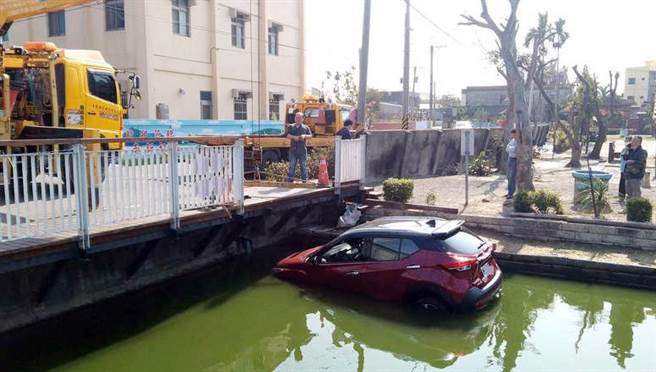 彰化埔盐乡南新村绵延近20公顷花海，吸引各地游客，9日上午11点多，来自台中的夫妻驾车慕名来赏花，妻子驾车倒车误踩油门掉落景观池。（民眾提供／吴敏菁彰化传真）