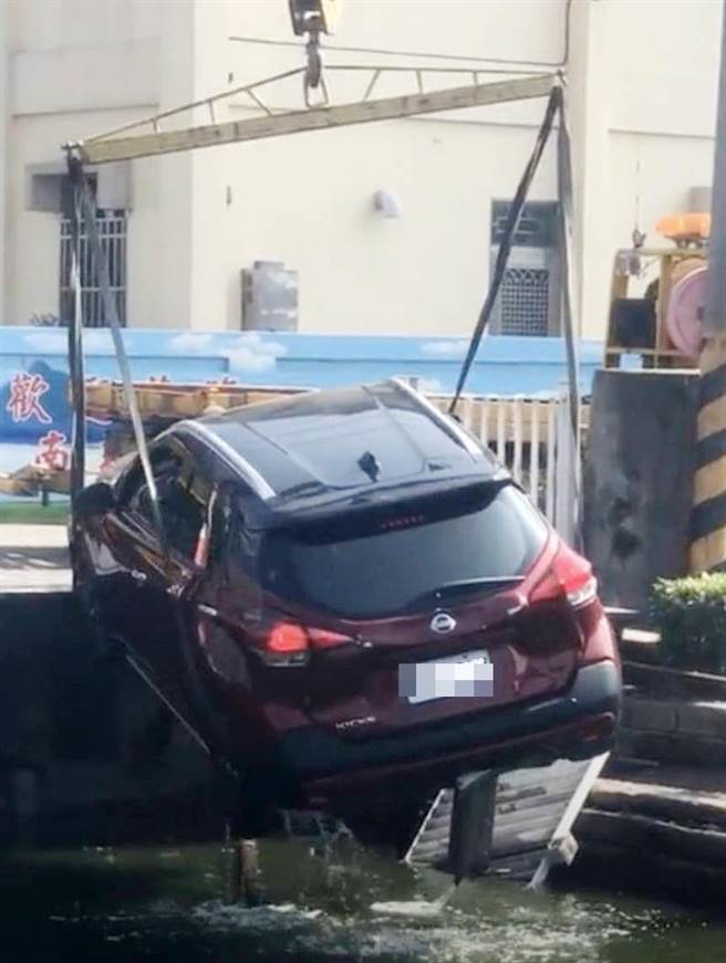 彰化埔盐乡南新村绵延近20公顷花海，吸引各地游客，9日上午11点多，来自台中的夫妻驾车慕名来赏花，妻子驾车倒车误踩油门掉落景观池。（民眾提供／吴敏菁彰化传真）