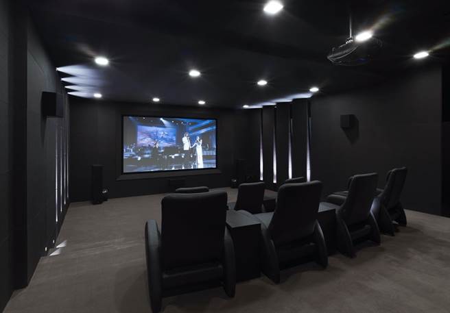 朴叙俊豪宅曝光设有私人电影院。（韩网）