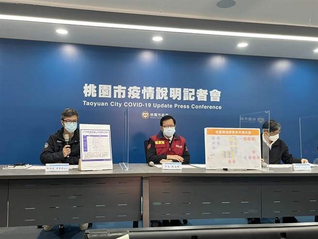 桃园市卫生局长王文彦（图右）证实，确诊的女照服员曾照顾8个家庭，目前正在匡列採检中。（陈梦茹摄）