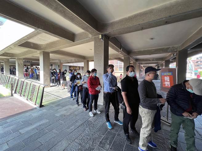 疫情再度緊繃，台南市文化中心BNT疫苗隨到隨打接種站，9日接種民眾大排長龍。（洪榮志攝）