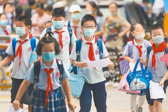 河南昨新增56例本土病例，包括6名師生，多地宣布停止面授課程。（中新社）