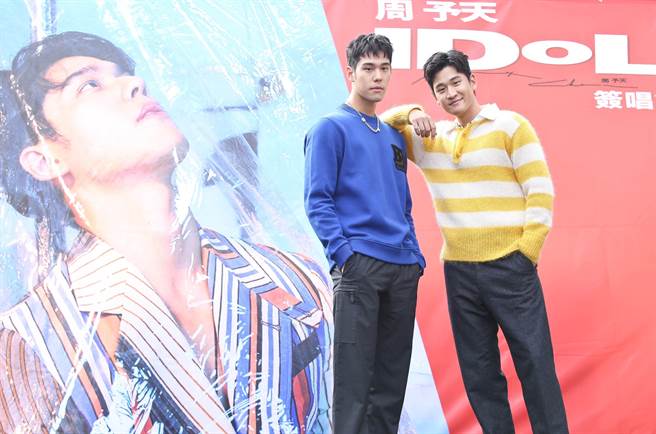 周予天今辦簽唱會，弟弟周興哲現身站台。（陳俊吉攝）
