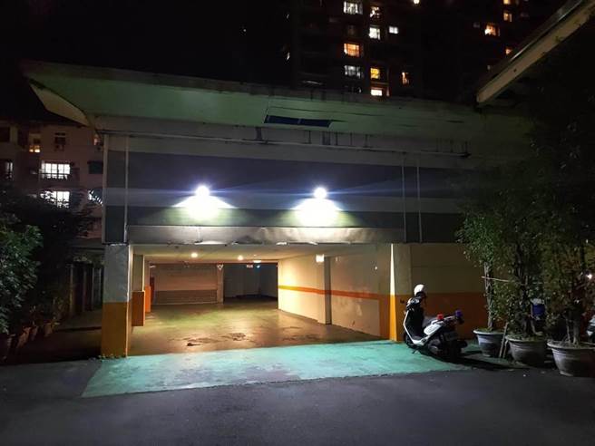 新北市新店区某间汽车旅馆8日发生旅客死亡命案，警方勘验现场。（民眾提供）
