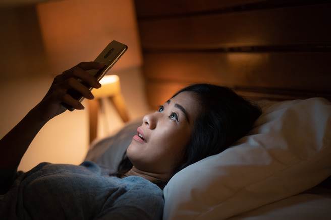 营养师李婉萍指出，躺着滑手机和坐车滑手机，都是非常伤眼的行为。(示意图/达志影像)