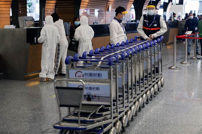 桃園市中壢區某國小傳出校內有學生確診，宣布10日起停課14天。據了解，確診學生的爸媽就是9日確診的桃機手推車員、居服員。示意圖非新聞當事人。（圖/陳麒全攝）