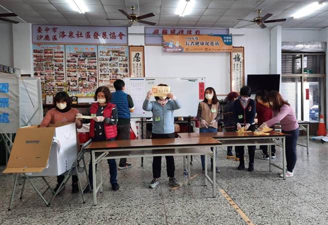 「章魚里」沙鹿區洛泉社區活動中心開票結果，林靜儀拿下376票，小贏顏寬恒12票。（王文吉攝）