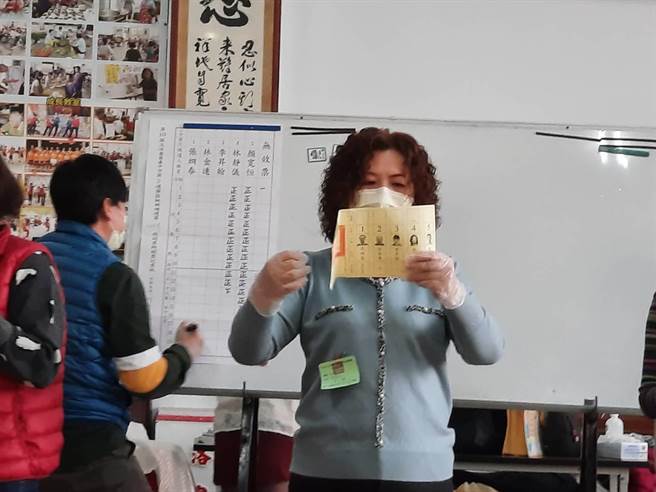 「章魚里」沙鹿區洛泉社區活動中心開票結果，林靜儀拿下376票，小贏顏寬恒12票。（王文吉攝）
